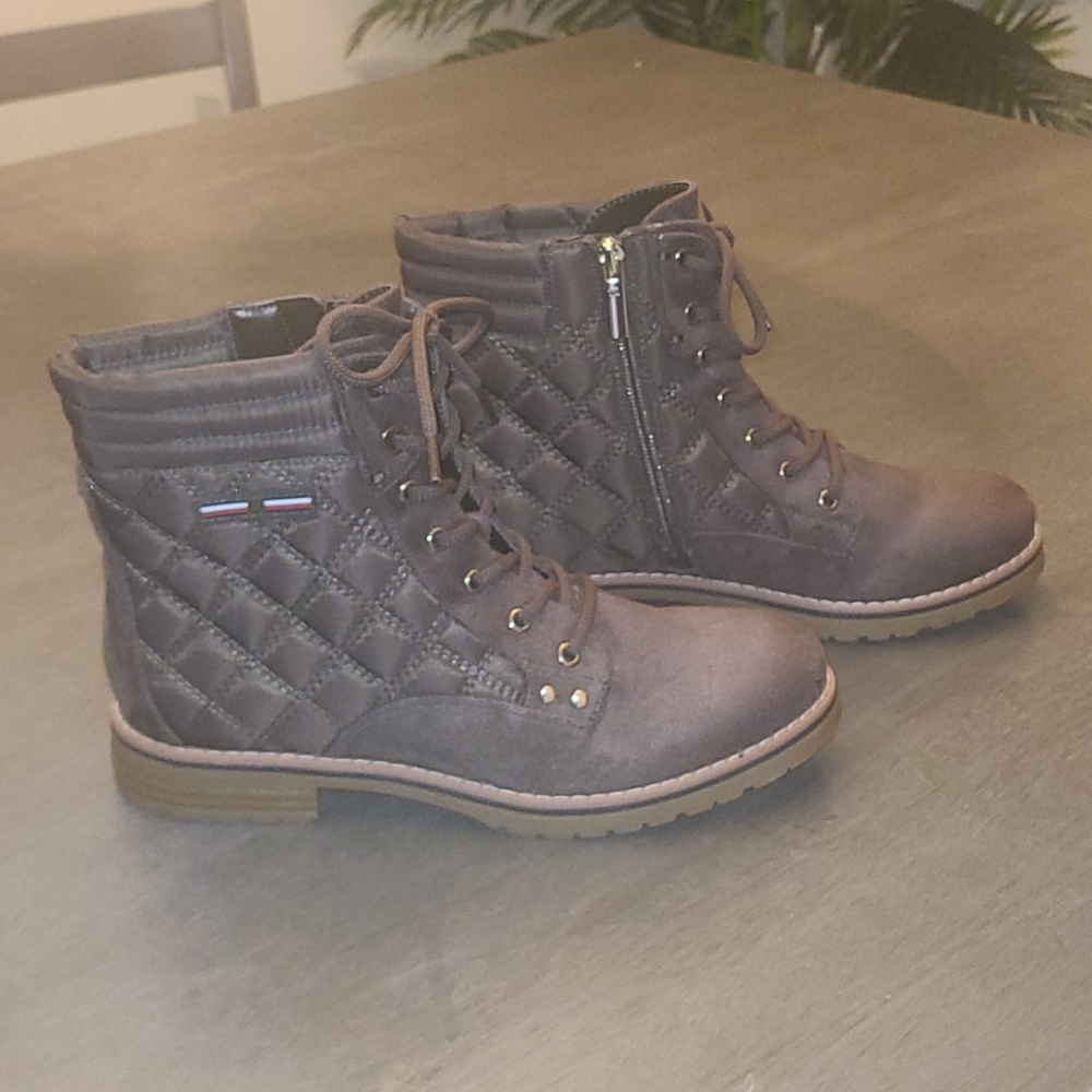 Brand new women lace up boot